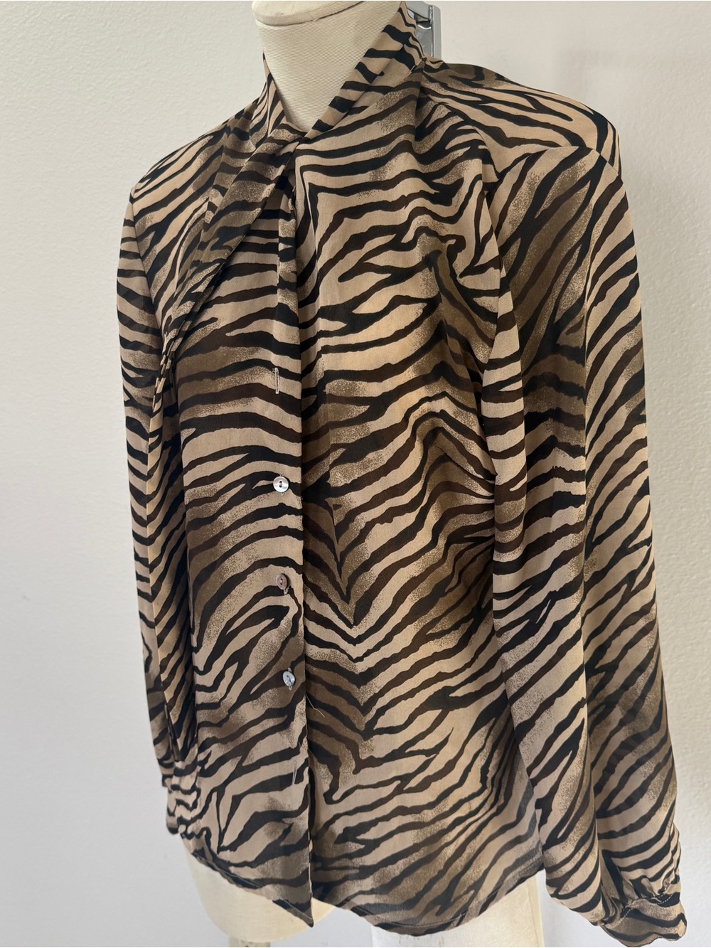 vintage women’s animal print blouse - Picture 7 of 7